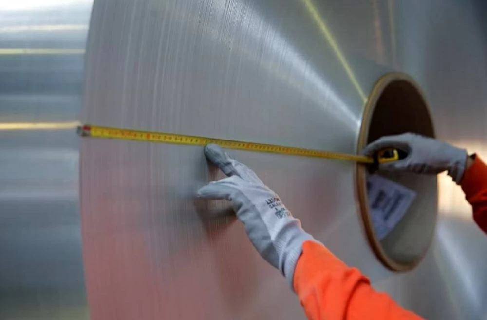 رسوم ترامب وشحّ الإمدادات يدفعان أسعار الألومنيوم إلى مستويات قياسية