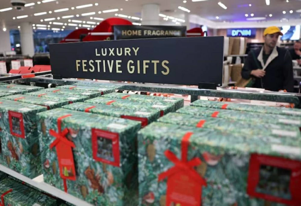 البريطانيون يفتحون محافظهم للطعام ويشدّون الحزام في الملابس والهدايا