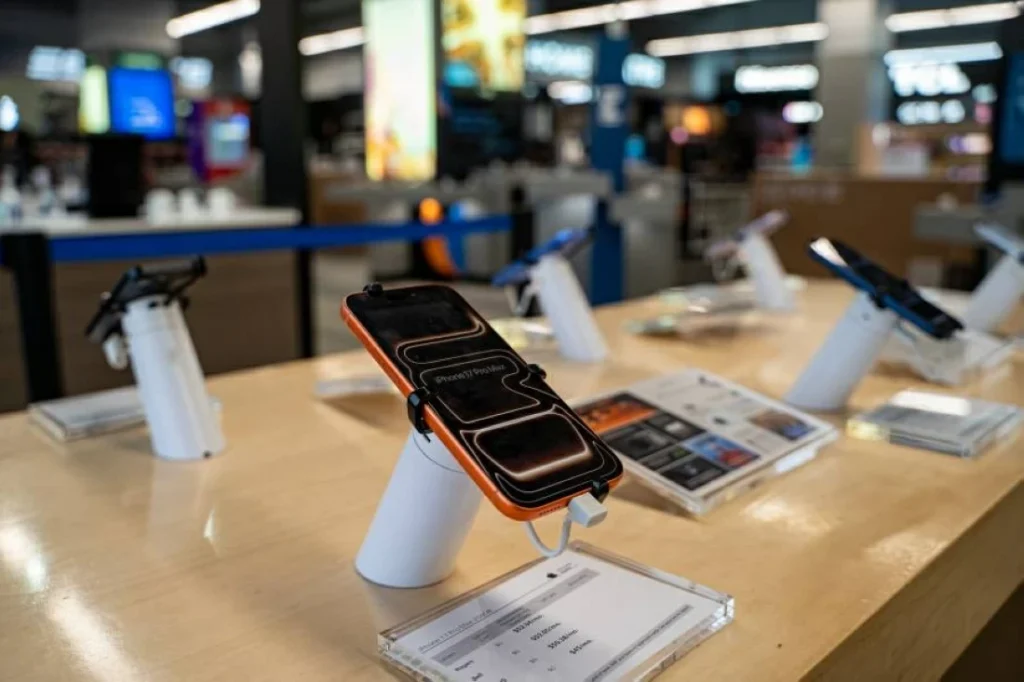 ضريبة الهواتف المحمولة تربك الأسواق.. وتوقعات بزيادة الأسعار