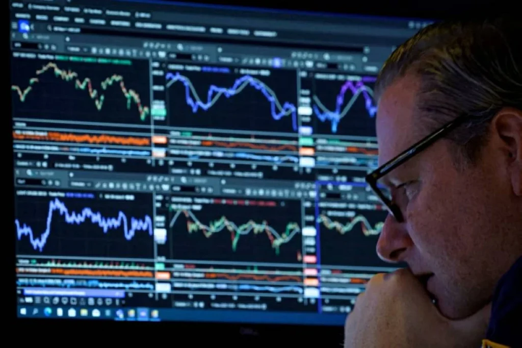 الذهب يقترب من 5000 دولار والأسهم العالمية متباينة بعد أسبوع مضطرب