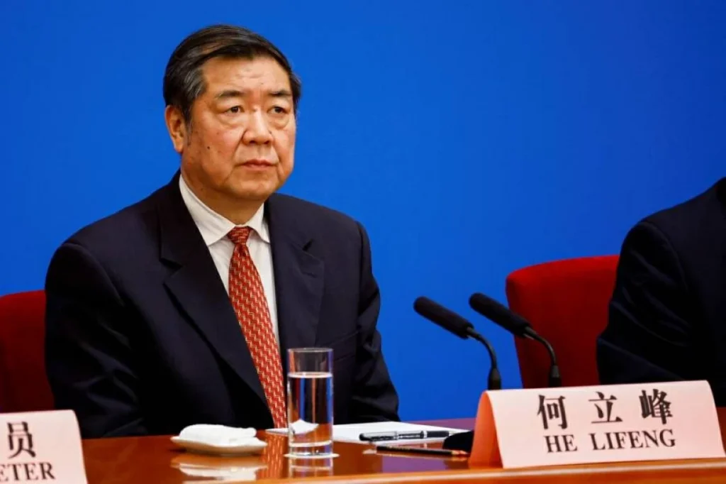 الصين تلتزم الحذر في دافوس سعياً وراء استثمارات غربية