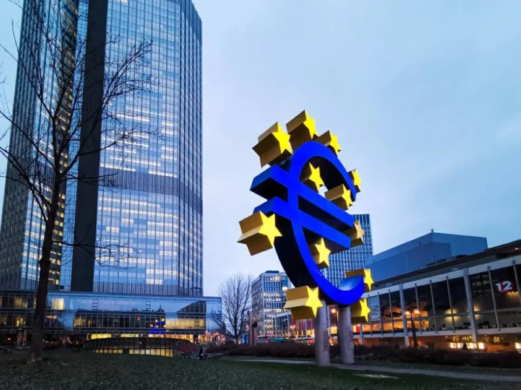 عوائد سندات منطقة اليورو تتراجع وسط ضغوط عالمية وتفوق أميركي