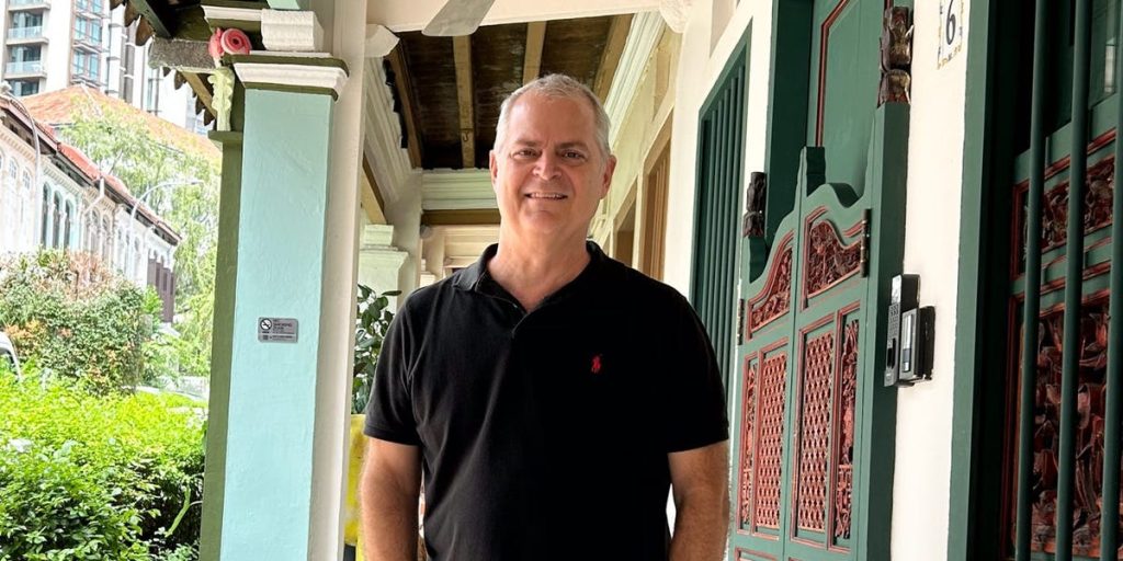 العيش في الخارج لـ 28 عامًا منحني ما أردت وثقلًا خفيًا لا يزال معي.