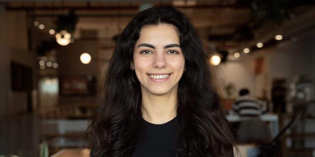 هي وأربعة أصدقاء تستقيلون من وظائفهم لتطوير لعبة هواتف، وجمعوا 30 مليون دولار في جولة تمويل (Series A) بقيادة A16z.