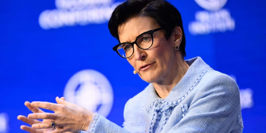 تحذر الرئيسة التنفيذية لسيتي جين فراسر الموظفين من تغيير العادات والتركيز على الأداء.