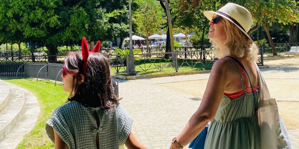 عُدتُ إلى الوطن بعد 12 عامًا في الخارج، وقلقْتُ بشأن تأثير ذلك على ابنتي.