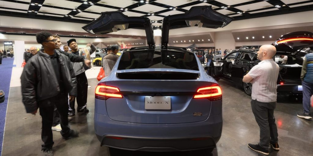 إيلون ماسك يعلن إنهاء إنتاج نموذجي “إس” و”إكس” من تسلا.