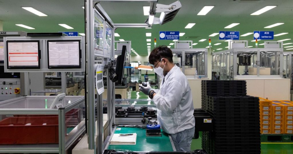 مصانع آسيا تقاوم حرب ترمب التجارية وتفاؤل بعام 2026