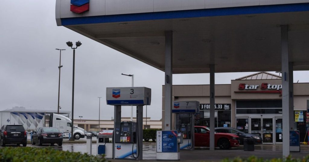 “شيفرون” وأسهم النفط تقفز مع تهديد ترمب بإدارة أميركا لفنزويلا