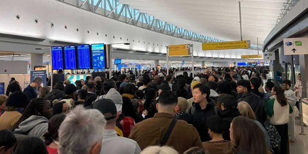 مسافرون يصفون فوضى في المطارات بسبب توقف موظفي هيئة أمن النقل (TSA) عن العمل.