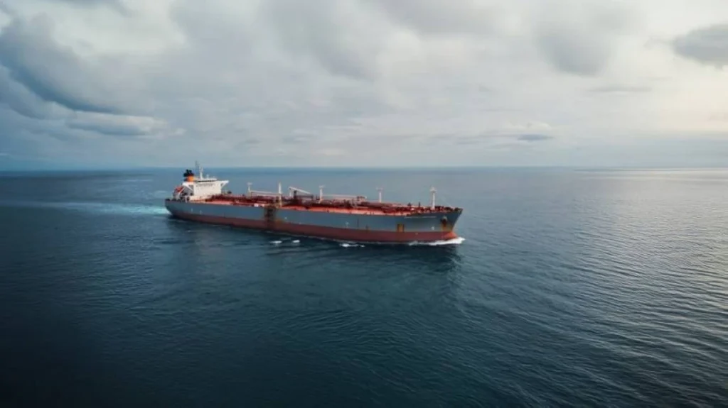 أول ناقلة غير إيرانية تعبر مضيق هرمز منذ إعلان وقف إطلاق النار