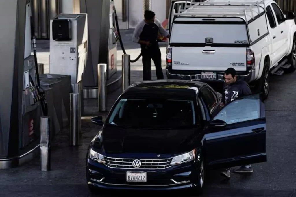 ما تمنحه إعفاءات ترامب الضريبية.. تلتهمه مضخات البنزين