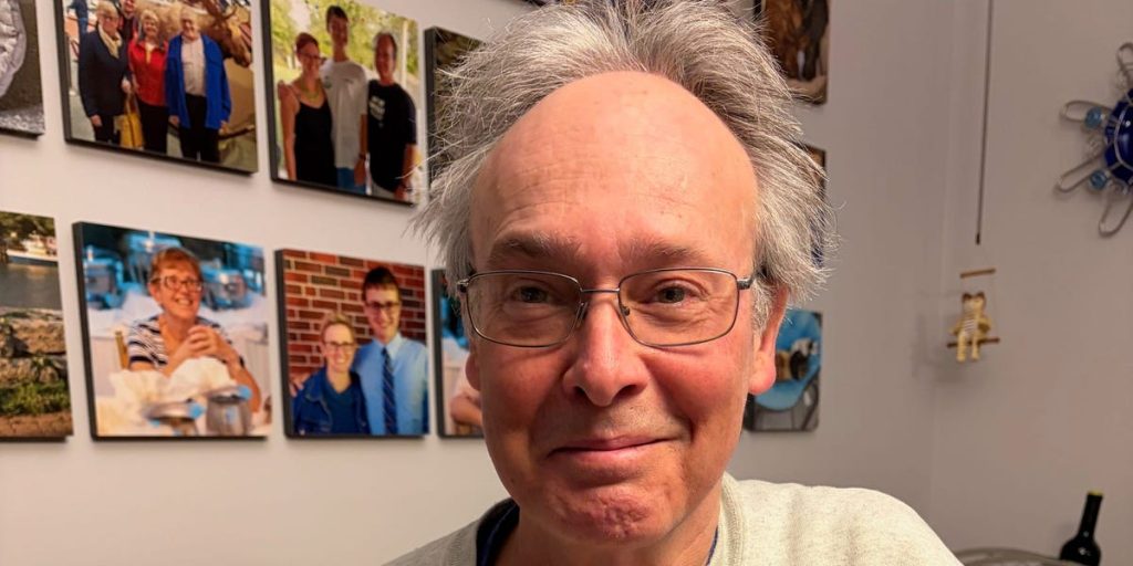 ترك رجل وظيفته المجهدة بعد 53 عامًا وأصبح ساعي بريد وزادت رواتبه تقريبًا ثلاث مرات.